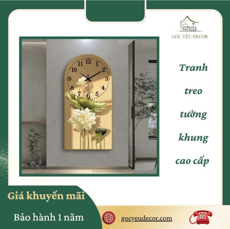 Tranh treo tường có đồng hồ khung cao cấp với họa tiết hoa sen trắng, nền màu vàng sang trọng, được trưng bày trên nền tường xám hiện đại.