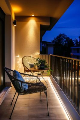 Đèn trang trí ban công chung cư ánh vàng ấm hiện đại ngoài trời